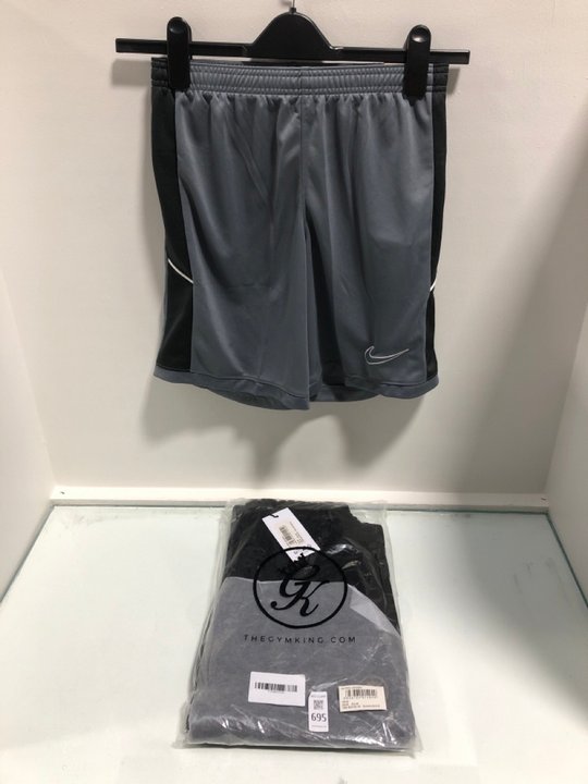Lot 695  
            Marchington SR13 - Parcel Delivery Only 

                
GYM KING PRO JOGGER IN BLACK/GOLD-UK SIZE M TO INCLUDE NIKE SACAD DRI-FIT SHORTS ...