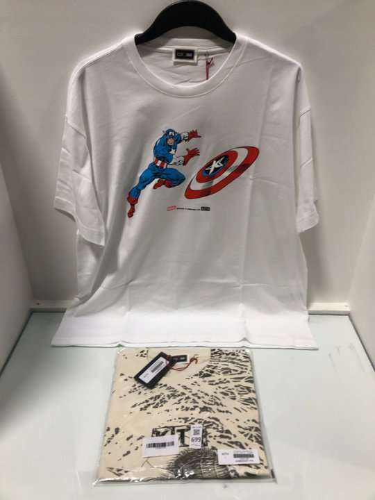 Lot 699  
            Marchington SR13 - Parcel Delivery Only 

                
KITH MARVEL SPIDERMAN AOP VINTAGE JONES TEE IN SANDRIFT TO INCLUDE KITH MARVEL CA...