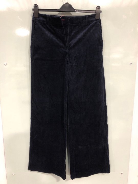 Lot 713  
            Marchington SR13 - Parcel Delivery Only 

                
BODEN BELGRAVIA LADIES CORD TROUSERS IN NAVY-UK SIZE 10R-ORIGINAL RRP £110.00: LO...