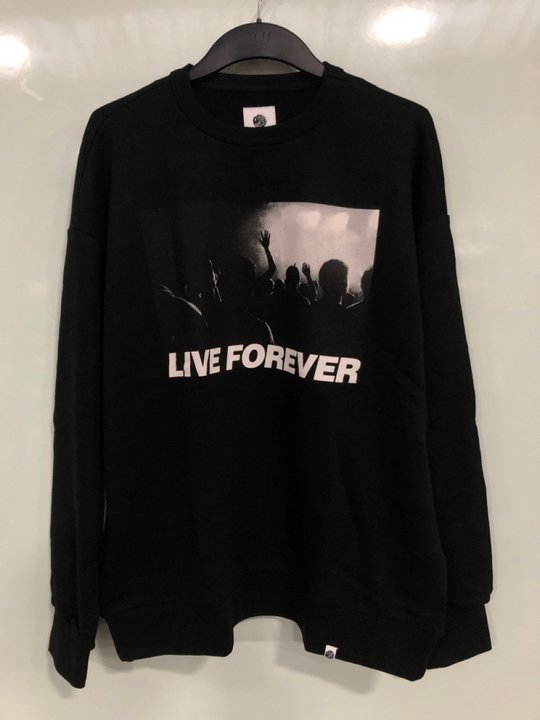Lot 716  
            Marchington SR13 - Parcel Delivery Only 

                
PRETTY GREEN LIVE FOREVER CREW SWEATSHIRT IN BLACK-UK SIZE M-ORIGINAL RRP £85.00:...
