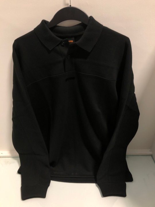 Lot 720  
            Marchington SR13 - Parcel Delivery Only 

                
BOSS LONG SLEEVE JUMPER IN BLACK-UK SIZE -ORIGINAL RRP £119.00: LOCATION - B12
