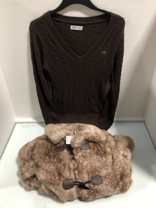 Lot 723  
            Marchington SR13 - Parcel Delivery Only 

                
HOLLISTER LADIES V-NECK JUMPER IN CHOCOLATE TO INCLUDE HOLLISTER LADIES FAUX FUR ...