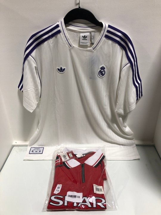 Lot 731  
            Marchington SR13 - Parcel Delivery Only 

                
ADIDAS MANCHESTER CITY FC FOOTBALL SHIRT-UK SIZE L TO INCLUDE MANCHESTER UNITED H...