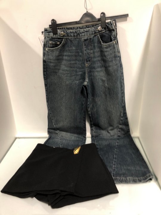 Lot 736  
            Marchington SR13 - Parcel Delivery Only 

                
ZARA MID RISE FLARE JEANS IN WASHED BLUE - SIZE UK 36W TO INCLUDE ZARA GOLD DETAI...