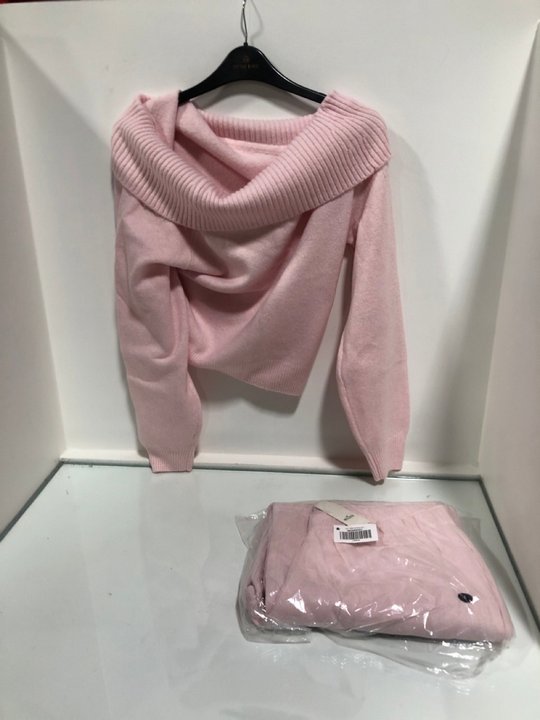 Lot 739  
            Marchington SR13 - Parcel Delivery Only 

                
HOLLISTER WIDE FIT JOGGERS IN PINK - SIZE UK L TO INCLUDE HOLLISTER HIGH NECK SWE...