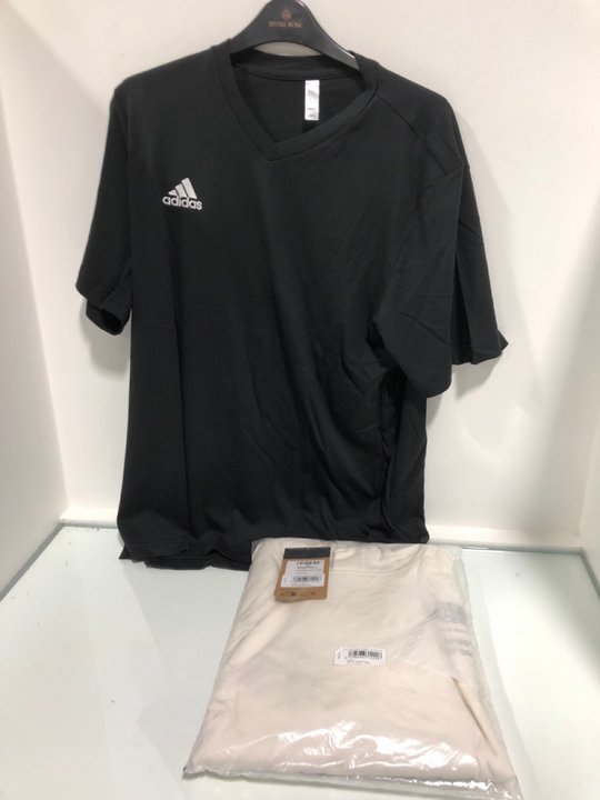 Lot 740  
            Marchington SR13 - Parcel Delivery Only 

                
ADIDAS S/S V NECK TEE IN BLACK - SIZE UK L TO INCLUDE THE NORTH FACE BALANCED COM...
