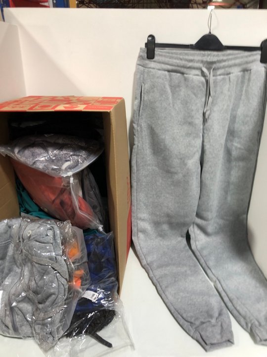 Lot 741  
            Marchington SR13 - Parcel Delivery Only 

                
QTY OF ASSORTED CLOTHING IN VARIOUS SIZES TO INCLUDE MENS SLIM FIT JOGGERS IN GRE...