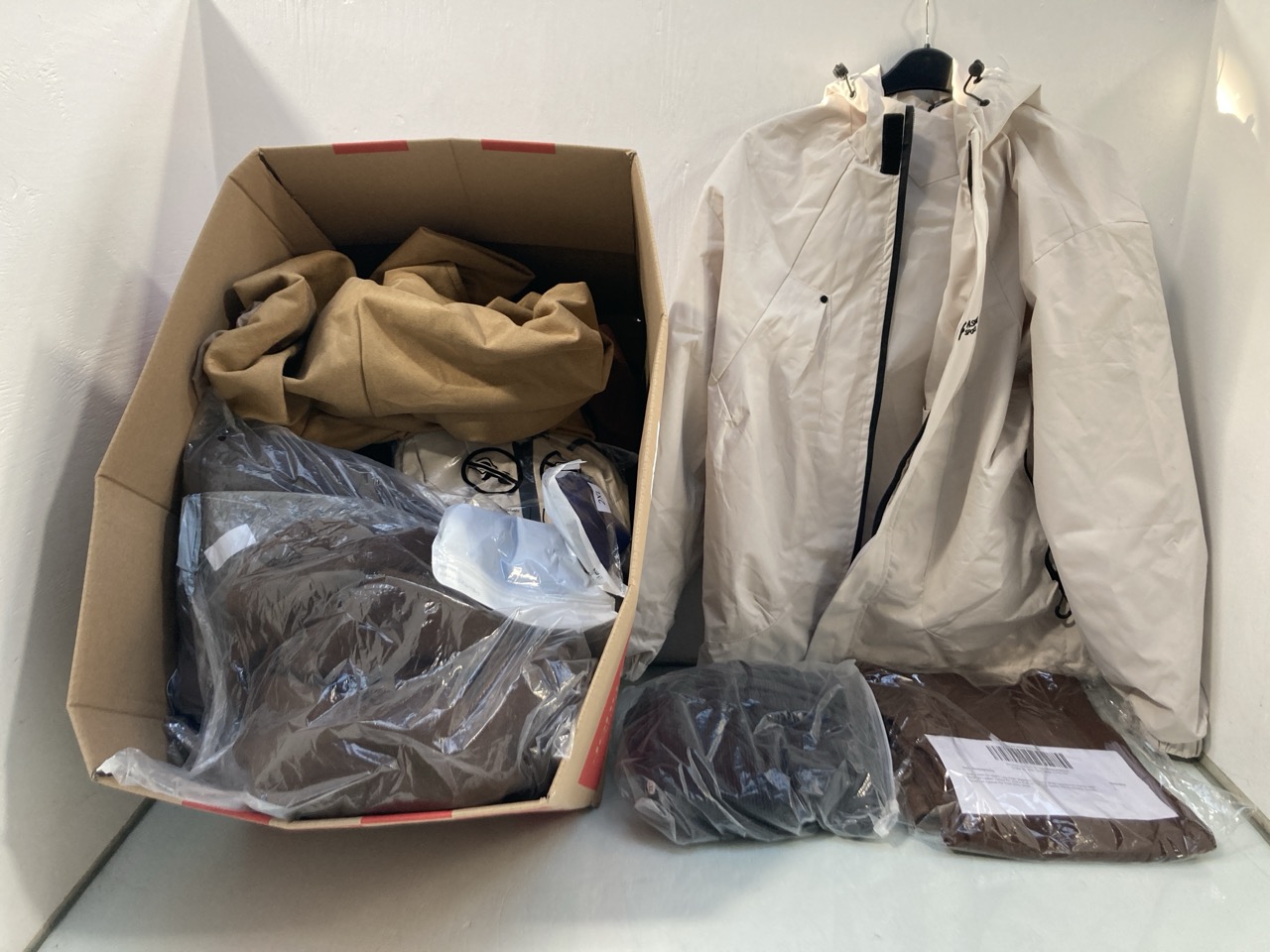 Lot 742  
            Marchington SR13 - Parcel Delivery Only 

                
QTY OF ASSORTED CLOTHING IN VARIOUS SIZES TO INCLUDE WOMENS VELVET LOOK JACKET IN...