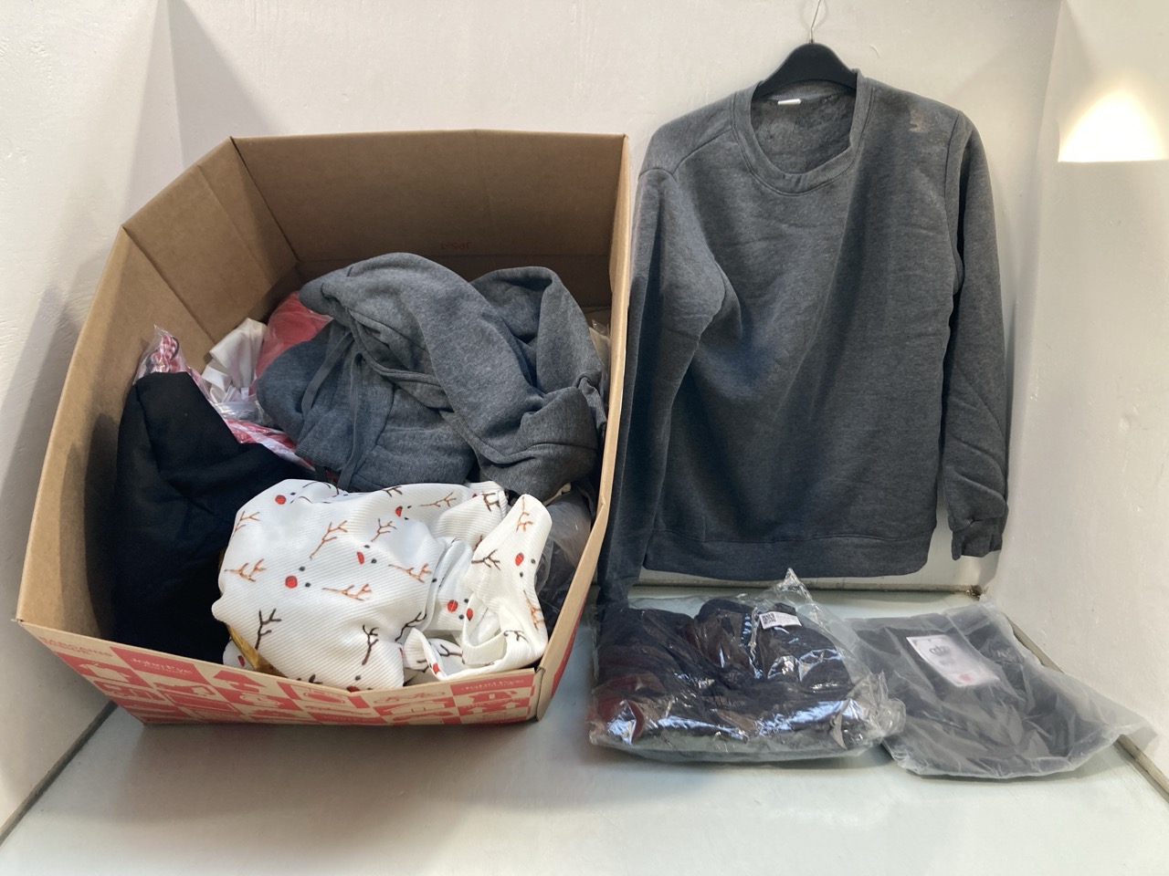 Lot 743  
            Marchington SR13 - Parcel Delivery Only 

                
QTY OF ASSORTED CLOTHING IN VARIOUS SIZES TO INCLUDE WOMENS REINDEER PRINT TOP IN...