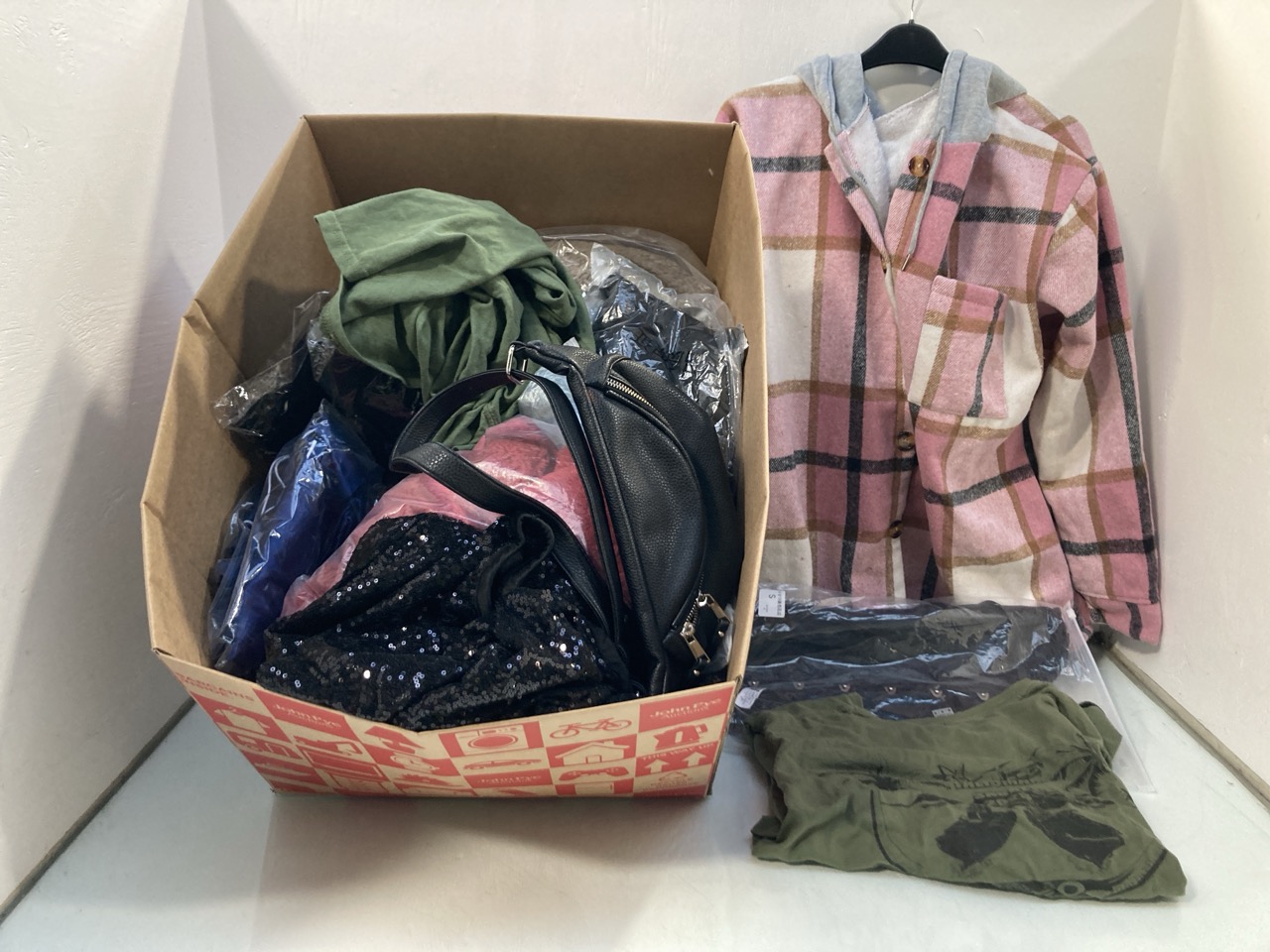 Lot 746  
            Marchington SR13 - Parcel Delivery Only 

                
QTY OF ASSORTED CLOTHING IN VARIOUS SIZES TO INCLUDE HOLLISTER LACE MINI SKIRT IN...