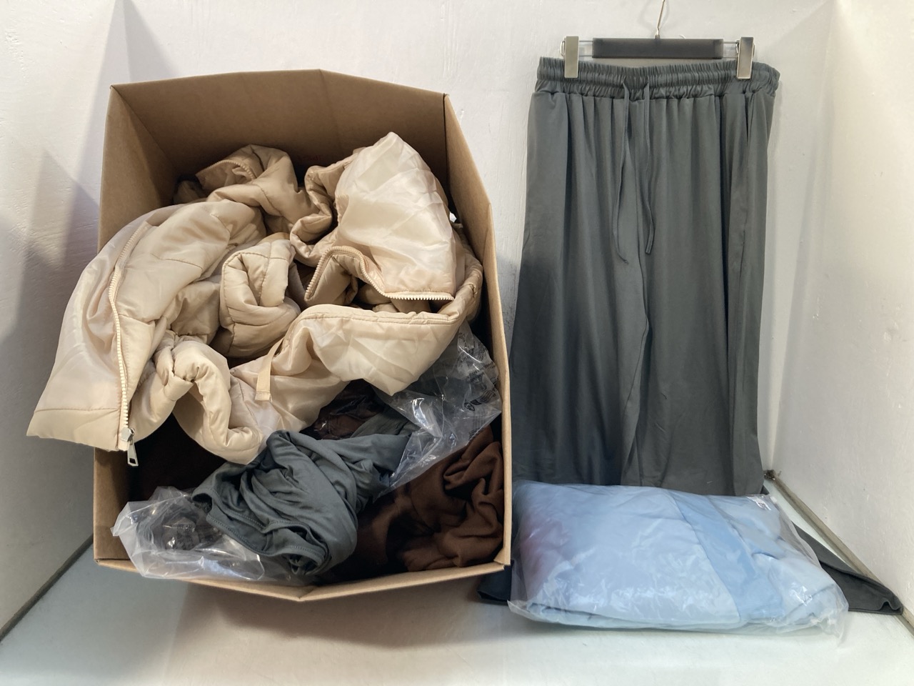 Lot 747  
            Marchington SR13 - Parcel Delivery Only 

                
QTY OF ASSORTED CLOTHING IN VARIOUS SIZES TO INCLUDE LINGDUOMAO HOODED GILET IN B...