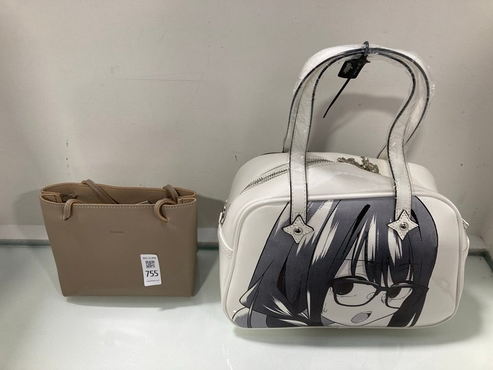 Lot 755  
            Marchington SR13 - Parcel Delivery Only 

                
PASQ WOMENS SMALL CROSSBODY BAG IN BEIGE TO INCLUDE ANIME FAUX LEATHER BAG IN WHI...