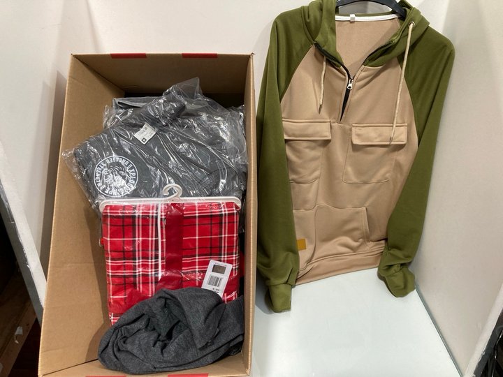 Lot 758  
            Marchington SR13 - Parcel Delivery Only 

                
QTY OF ASSORTED MENS CLOTHING IN VARIOUS SIZES TO INCLUDE MANCHESTER UNITED CHECK...