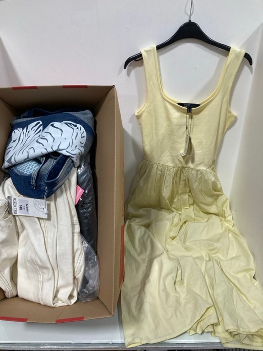 Lot 759  
            Marchington SR13 - Parcel Delivery Only 

                
QTY OF ASSORTED WOMENS CLOTHING - SIZE UK 8-10 TO INCLUDE NOBODY'S CHILD COLORADO...