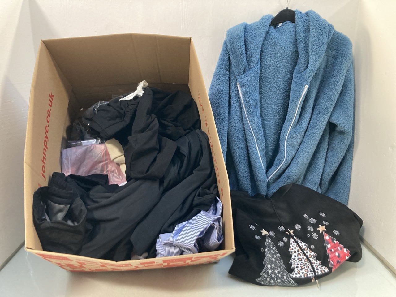 Lot 762  
            Marchington SR13 - Parcel Delivery Only 

                
QTY OF ASSORTED MENS CLOTHING IN VARIOUS SIZES TO INCLUDE GALVIN GREEN FULL ZIP C...