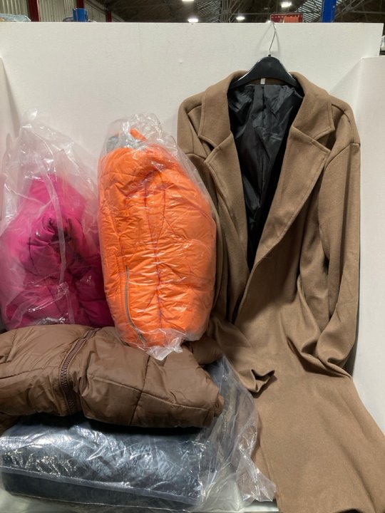 Lot 770  
            Marchington SR13 - Parcel Delivery Only 

                
5 X ASSORTED WOMENS COATS IN VARIOUS SIZES TO INCLUDE LONG LENGTH SINGLE BREASTED...