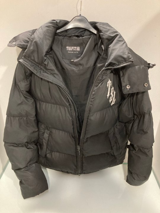 Lot 778  
            Marchington SR13 - Parcel Delivery Only 

                
TRAPSTAR FULL ZIP PUFFER COAT IN BLACK - SIZE UK M: LOCATION - B15