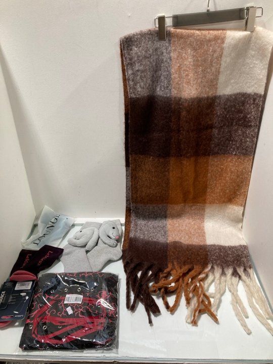 Lot 780  
            Marchington SR13 - Parcel Delivery Only 

                
QTY OF ASSORTED WOMENS APPAREL TO INCLUDE NOBODY'S CHILD NEUTRAL CHECK SCARF - ON...