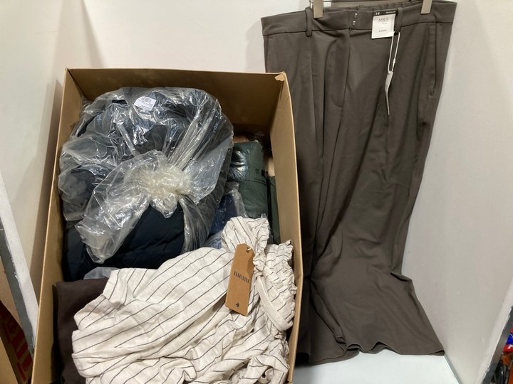 Lot 795  
            Marchington SR13 - Parcel Delivery Only 

                
QTY OF ASSORTED WOMENS CLOTHING - SIZE UK LARGE & 14 TO INCLUDE BRAKEBURN STRIPE ...