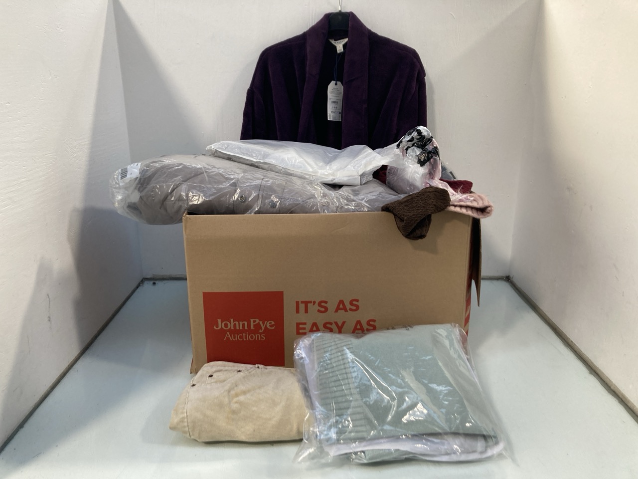 Lot 796  
            Marchington SR13 - Parcel Delivery Only 

                
QTY OF ASSORTED WOMENS CLOTHING - SIZE UK MEDIUM & 12 TO INCLUDE SEASALT CORNWALL...