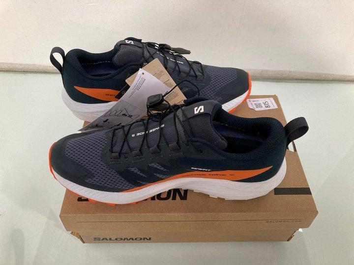Lot 815  
            Marchington SR13 - Parcel Delivery Only 

                
SALOMON SENSE RIDE 5 GTX TRAINERS IN INDIGO INK AND DRAGON FIRE-UK SIZE 8: LOCATI...