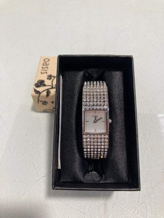 Lot 852  
            Marchington SR13 - Parcel Delivery Only 

                
OASIS LADIES DRESS WATCH, BOXED: LOCATION - D3