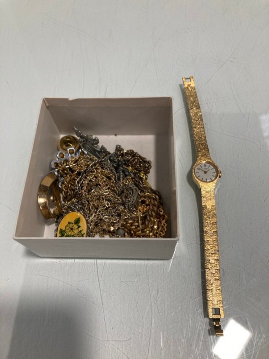 Lot 853  
            Marchington SR13 - Parcel Delivery Only 

                
A BOX OF VINTAGE JEWELLERY AND A TIMES LADIES DRESS WATCH: LOCATION - D3
