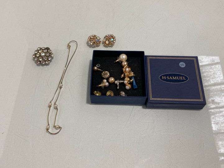 Lot 854  
            Marchington SR13 - Parcel Delivery Only 

                
A BOX OF VINTAGE JEWELLERY (MAINLY PAIRS OF STONE AND FAUX PEARL-SET EARRINGS): L...