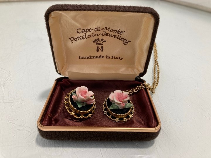 Lot 868  
            Marchington SR13 - Parcel Delivery Only 

                
AN ANTIQUE CAPO DI MONTE PORCELAIN BROOCH AND MATCHING PENDANT AND CHAIN, BOXED: ...