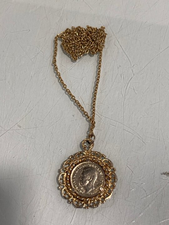 Lot 869  
            Marchington SR13 - Parcel Delivery Only 

                
GEROGE VI 1943 GOLD-DIPPED HALF PENNY PENDANT AND CHAIN, BOXED: LOCATION - D3