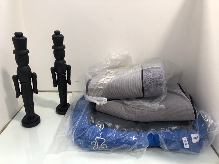 Lot 86  
            Marchington SR13 - Parcel Delivery Only 

                
QTY OF ASSORTED ITEMS TO INCLUDE MEDIUM PET BED IN BLUE / BLACK: LOCATION - D16