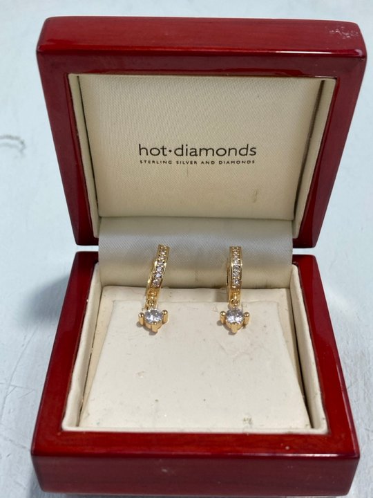 Lot 870  
            Marchington SR13 - Parcel Delivery Only 

                
A PAIR OF GOLD COLOURED EARRINGS SET WITH CLEAR STONES IN A POLISHED WOODEN BOX: ...