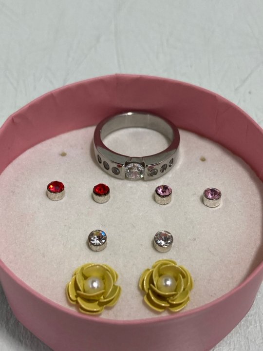 Lot 873  
            Marchington SR13 - Parcel Delivery Only 

                
A BOX OF PAIRS OF EARRINGS AND A STONE SET RING: LOCATION - D3