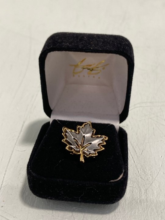 Lot 874  
            Marchington SR13 - Parcel Delivery Only 

                
GOLD PLATED MAPLE LEAF PIN BADGE, BOXED: LOCATION - D3