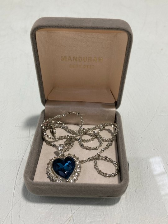 Lot 875  
            Marchington SR13 - Parcel Delivery Only 

                
A SILVER COLOURED PENDANT AND CHAIN, THE PENDANT SET WITH CLEAR STONES AND A LARG...