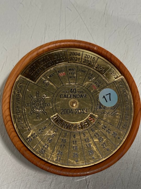 Lot 878  
            Marchington SR13 - Parcel Delivery Only 

                
2004-2043 BRASS AND WOOD DESK CALENDAR: LOCATION - D3