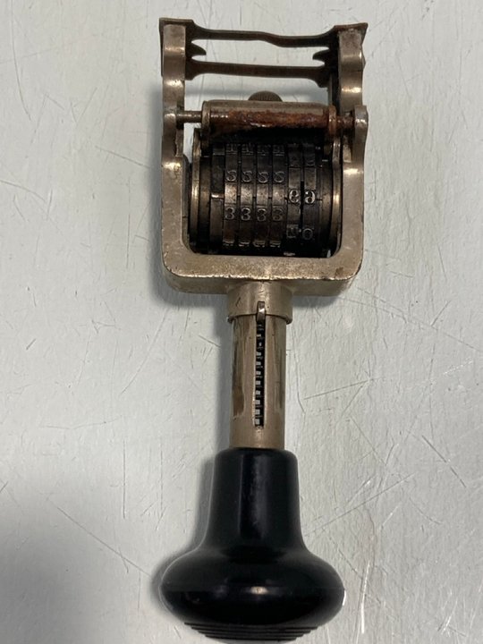 Lot 879  
            Marchington SR13 - Parcel Delivery Only 

                
ANTIQUE NUMERICAL OFFICE STAMP IN WORKING ORDER: LOCATION - D3