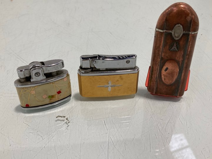 Lot 881  
            Marchington SR13 - Parcel Delivery Only 

                
THREE VINTAGE CIGARETTE LIGHTERS TO INCLUDE ROLSTAR AND A JUKEBOX EXAMPLE (18+ ID...