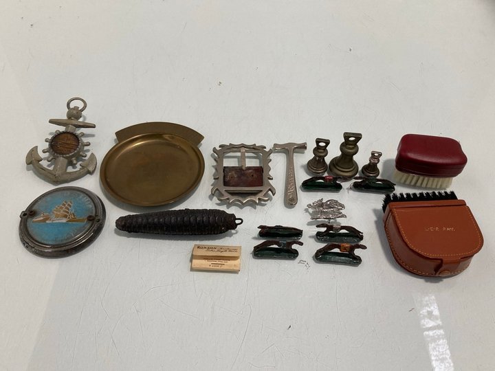 Lot 882  
            Marchington SR13 - Parcel Delivery Only 

                
A COLLECTION OF VINTAGE ITEMS TO INCLUDE A SET OF LEAD TOY GREYHOUND RACING DOGS ...