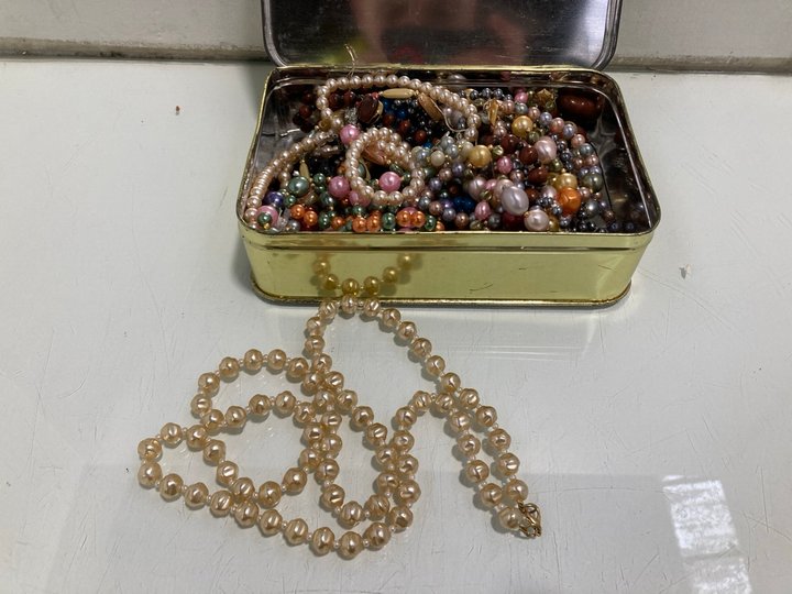 Lot 883  
            Marchington SR13 - Parcel Delivery Only 

                
A TIN OF VINTAGE JEWELLERY TO INCLUDE FAUX PEARLS: LOCATION - D3