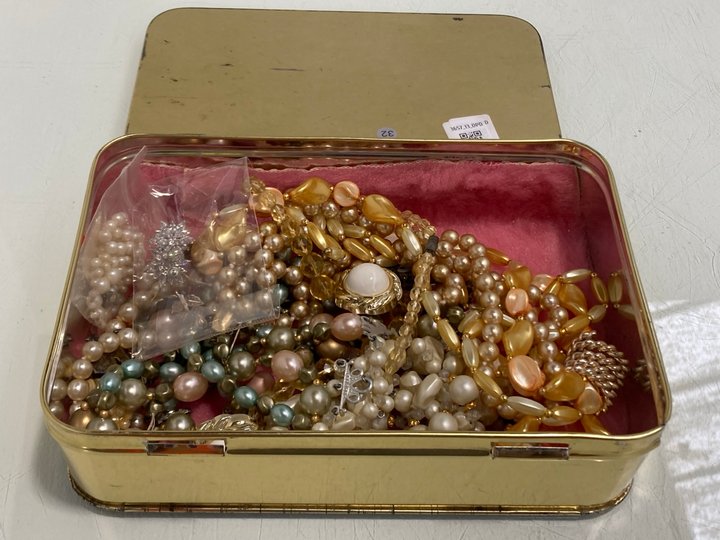 Lot 884  
            Marchington SR13 - Parcel Delivery Only 

                
A TIN OF VINTAGE JEWELLERY TO INCLUDE FAUX PEARLS: LOCATION - D3