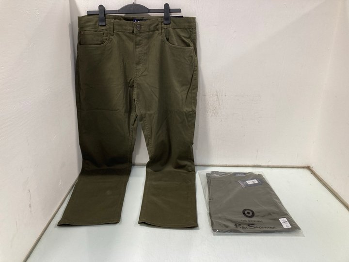 Lot 900  
            Marchington SR13 - Parcel Delivery Only 

                
2 AIRSOFT BEN SHERMAN MENS 5 POCKET BEDFORD JEANS IN OLIVE-UK SIZE 36S AND 38R-OR...