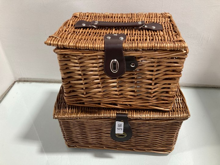 Lot 919  
            Marchington SR13 - Parcel Delivery Only 

                
2 X MARKS & SPENCERS WICKER PICNIC BASKETS: LOCATION - D5