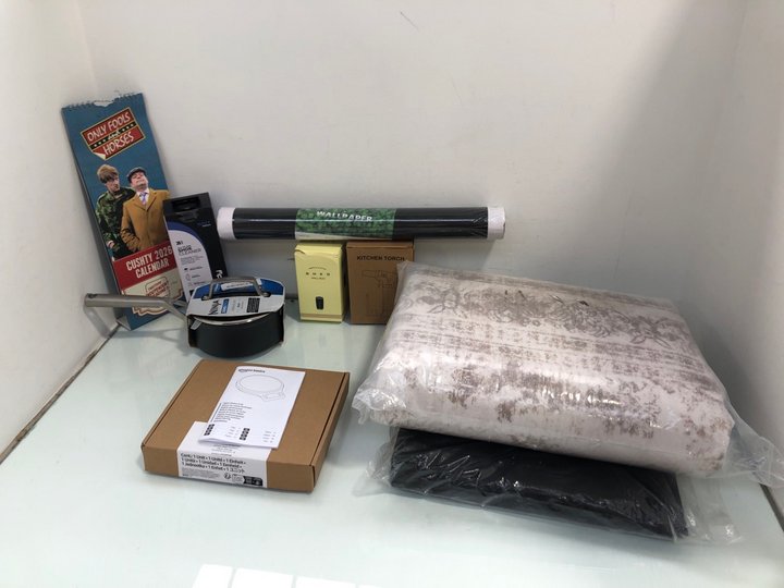 Lot 91  
            Marchington SR13 - Parcel Delivery Only 

                
QTY OF HOUSEHOLD ITEMS TO INCLUDE NINJA ZERO STICK PREMIUM 16CM SAUCE PAN WITH LI...