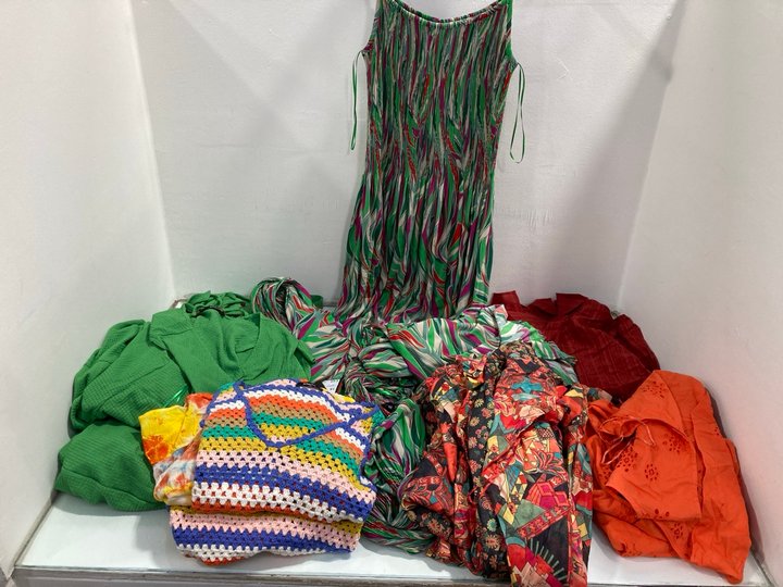 Lot 923  
            Marchington SR13 - Parcel Delivery Only 

                
QTY OF ASSORTED LADIES CLOTHING IN VARIOUS SIZES TO INCLUDE KLASS CROCHET DETAIL ...