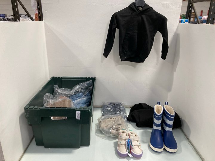 Lot 925  
            Marchington SR13 - Parcel Delivery Only 

                
QY OF ASSORTED CHILDRENS CLOTHING AND SHOES TO INCLUDE PAIR OF GOOD TIMES WELLING...