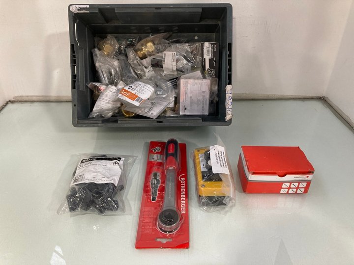 Lot 926  
            Marchington SR13 - Parcel Delivery Only 

                
QTY OF ASSORTED HARDWARE ITEMS TO INCLUDE SWITCH ASSEMBLY 3 BUTTON CONTROL STATIO...