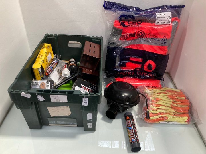 Lot 927  
            Marchington SR13 - Parcel Delivery Only 

                
QTY OF ASSORTED HARDWARE ITEMS TO INCLUDE SOUDAL DECORATORS CAULK: LOCATION - D5