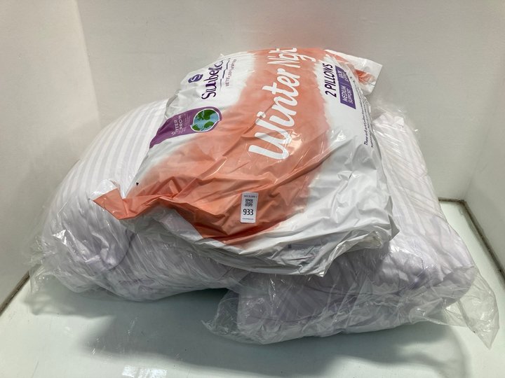 Lot 933  
            Marchington SR13 - Parcel Delivery Only 

                
3 X ASSORTED BEDDING ITEMS TO INCLUDE PAIR OF SLUMBERDOWN WINTER NIGHTS PILLOWS: ...