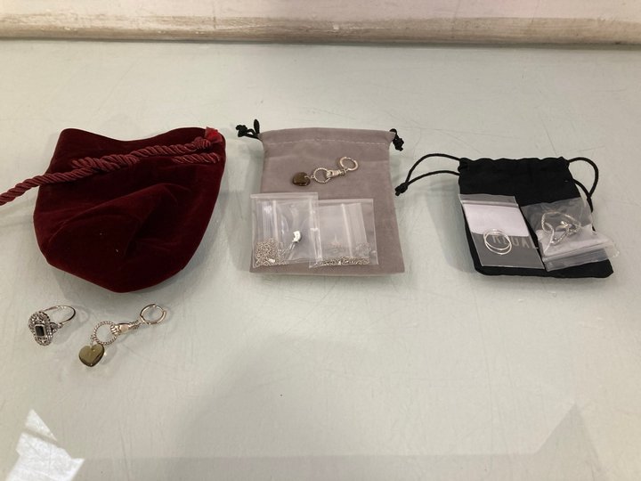 Lot 935  
            Marchington SR13 - Parcel Delivery Only 

                
3 X ASSORTED JEWELLERY ITEMS TO INCLUDE REGAL ROSE VAMPESQUE BLACK ONYX RING IN S...